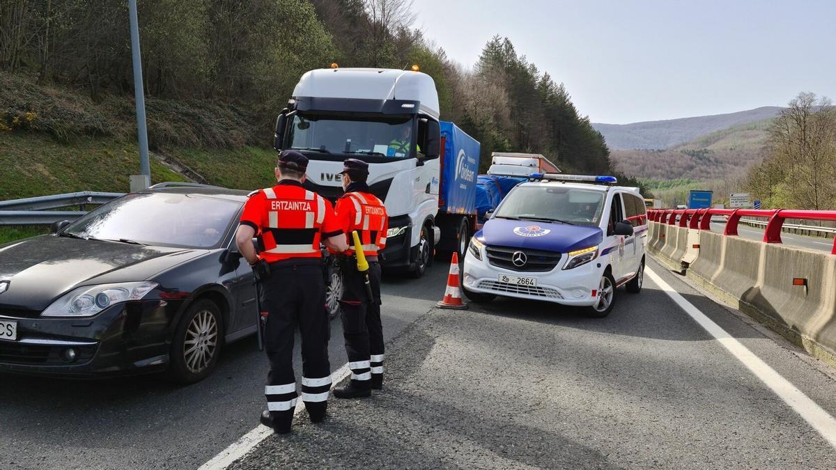Agentes de la Ertzaintza durante un control de tráfico en las carreteras vascas.