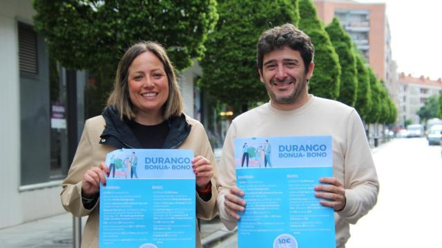 Jesica Ruiz, teniente de Alcalde, y Alex Palacios, presidente de Dendak Bai