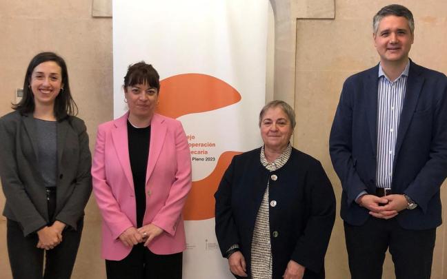 De i a d, Laura Guindal, subdirectora general de Coordinación Bibliotecaria del Ministerio de Cultura y Deporte; María José Gálvez, directora general del Libro y Fomento de la Lectura del Ministerio de Cultura y Deporte; Asun Maestro,