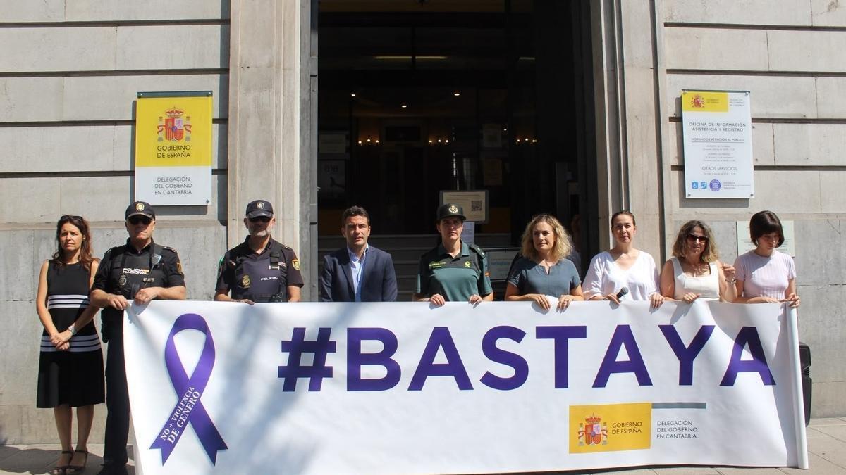 La Delegación del Gobierno de Madrid guarda un minuto de silencio por el asesinato de una mujer este fin de semana.