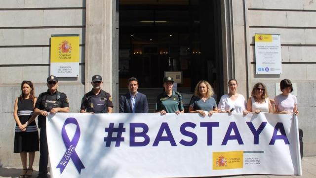 La Delegación del Gobierno de Madrid guarda un minuto de silencio por el asesinato de una mujer este fin de semana.