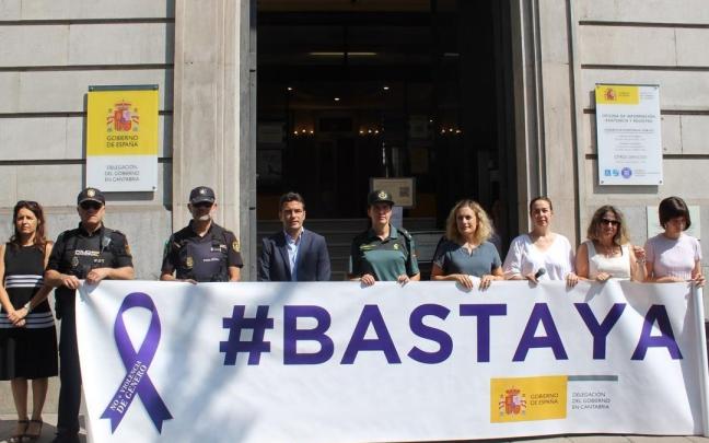 La Delegación del Gobierno de Madrid guarda un minuto de silencio por el asesinato de una mujer este fin de semana.
