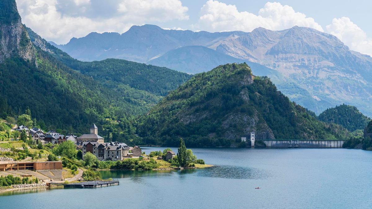 El pueblo de Lanuza, a la misma orilla del pantano, da nombre al embalse.