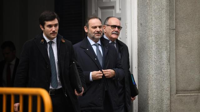 El ex ministro de Transportes José Luis Ábalos a su salida de declarar en el Tribunal Supremo / EP El ex ministro de Transportes José Luis Ábalos a su salida de declarar en el Tribunal Supremo