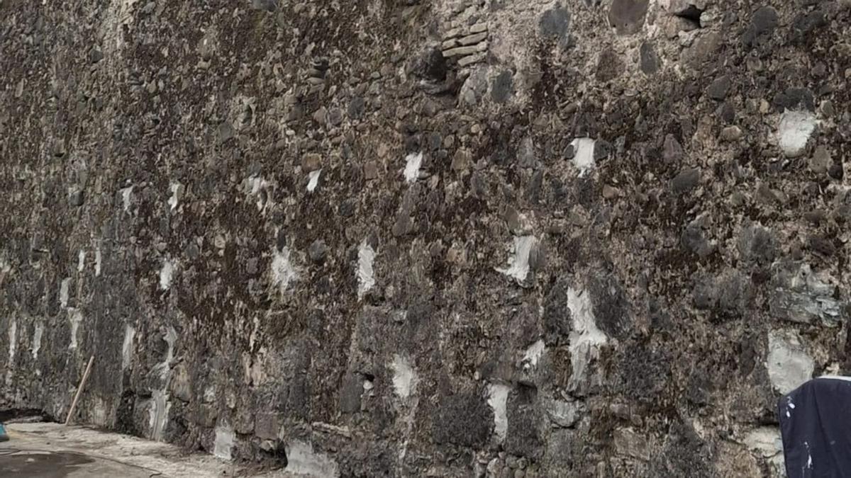 Visto del muro de Erregetxe, con los agujeros que utilizan la ratas cegados con mortero.