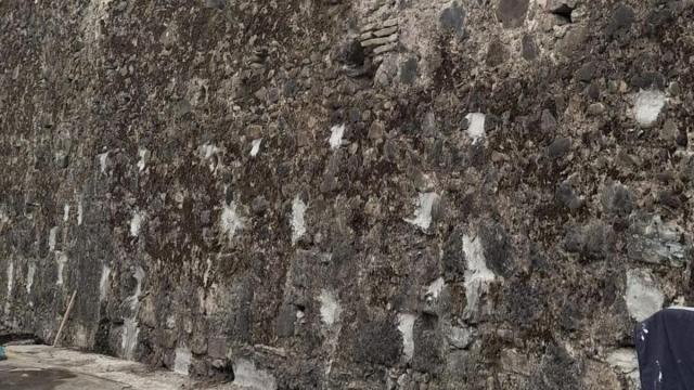 Visto del muro de Erregetxe, con los agujeros que utilizan la ratas cegados con mortero. / Udala Visto del muro de Erregetxe, con los agujeros que utilizan la ratas cegados con mortero.