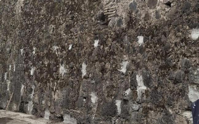 Visto del muro de Erregetxe, con los agujeros que utilizan la ratas cegados con mortero. / Udala Visto del muro de Erregetxe, con los agujeros que utilizan la ratas cegados con mortero.