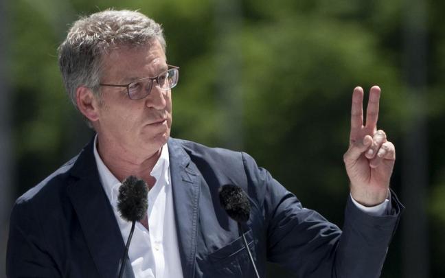 Alberto Núñez Feijóo, dirigiéndose a sus simpatizantes en la concentración contra el Gobierno de Pedro Sánchez.