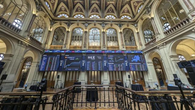 El selectivo de la Bolsa española, IBEX 35, que comenzó la sesión de este miércoles con una leve caída que no llegaba al 0,10 %, se ha dado la vuelta y registra un avance del 0,26 %, con lo que ha logrado marcar un nuevo máxi