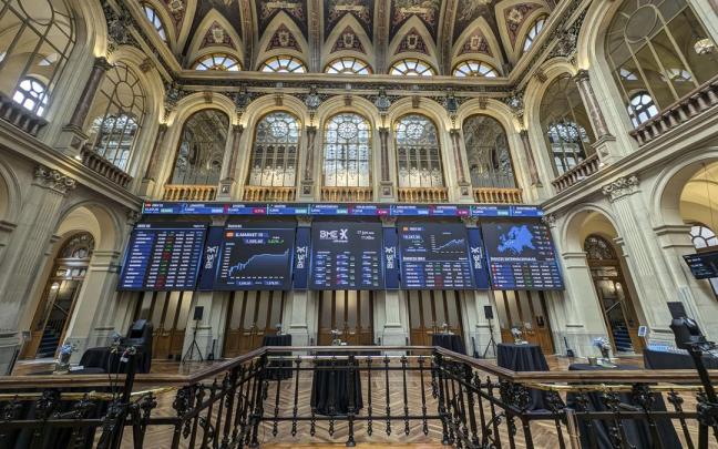El selectivo de la Bolsa española, IBEX 35, que comenzó la sesión de este miércoles con una leve caída que no llegaba al 0,10 %, se ha dado la vuelta y registra un avance del 0,26 %, con lo que ha logrado marcar un nuevo máxi