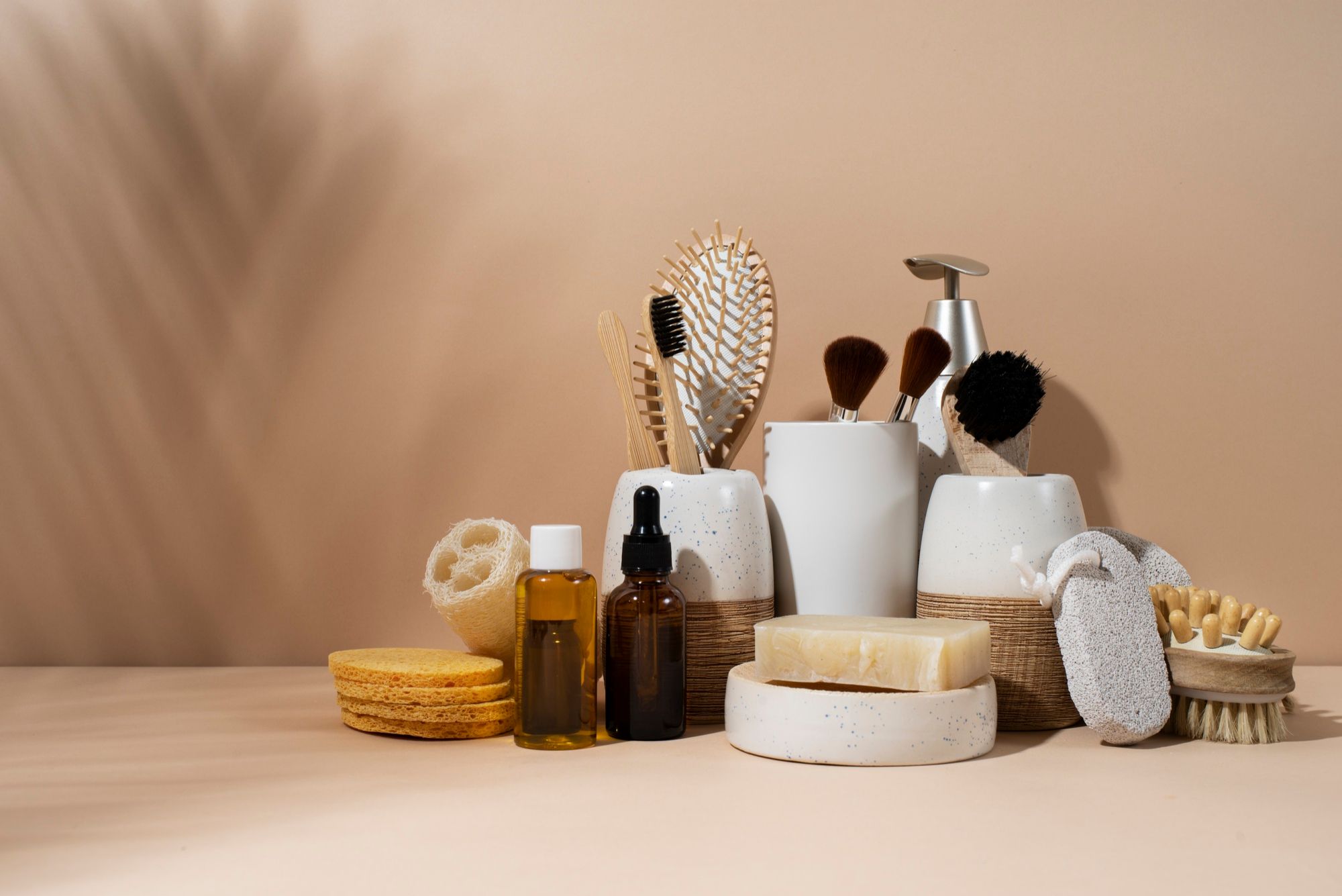 Utensilios de belleza y de maquillaje en la encimera de un baño.