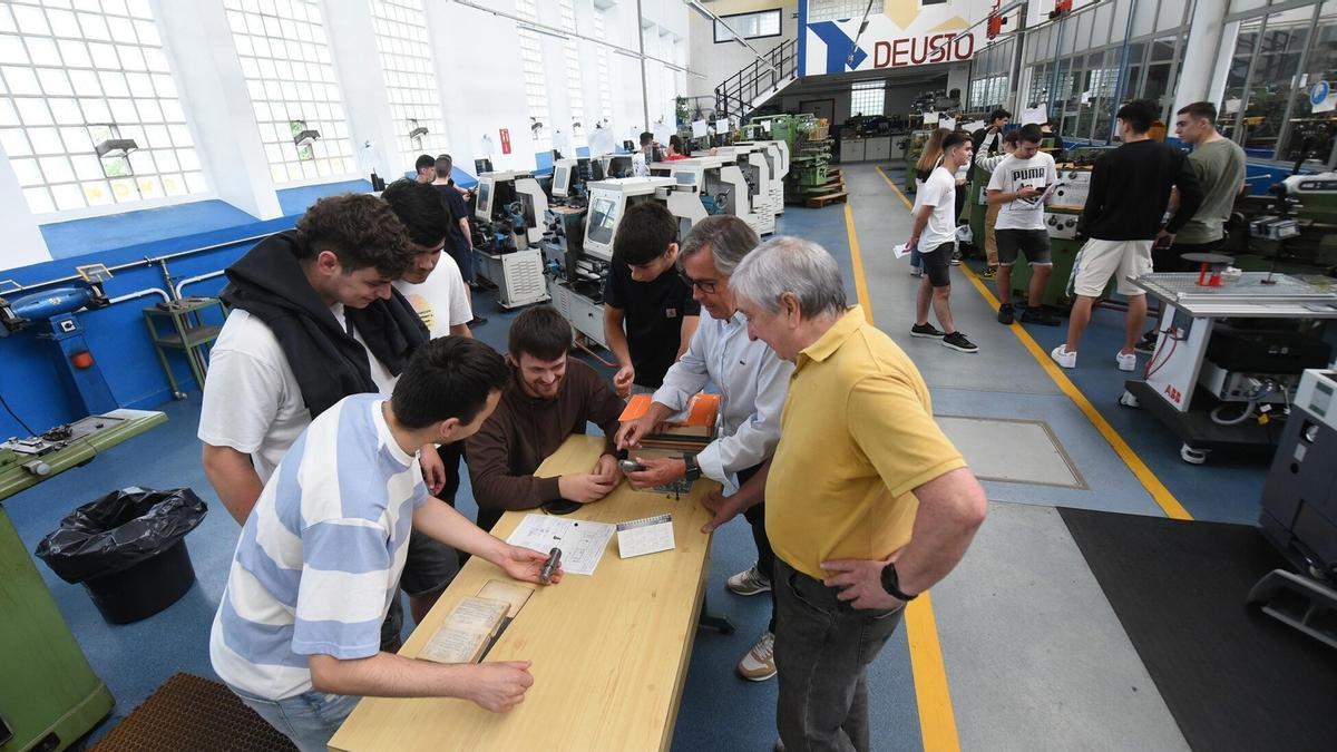 Carlos Gutiérrez y Jorge Luis Agirre, dos ejecutivos jubilados, charlan con estudiantes de Formación Profesional en un taller de Salesianos.