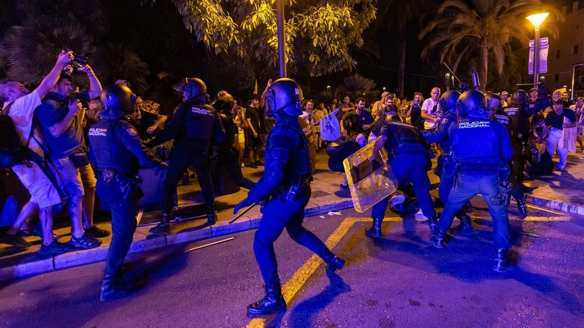 Cargas policiales durante una manifestación contra la saturación turística, a 26 de julio de 2026.