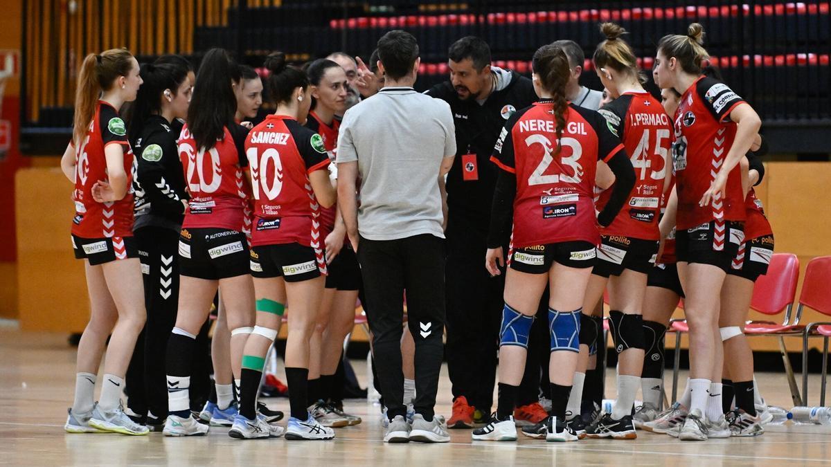 Las jugadoras del Zuazo reciben instrucciones.