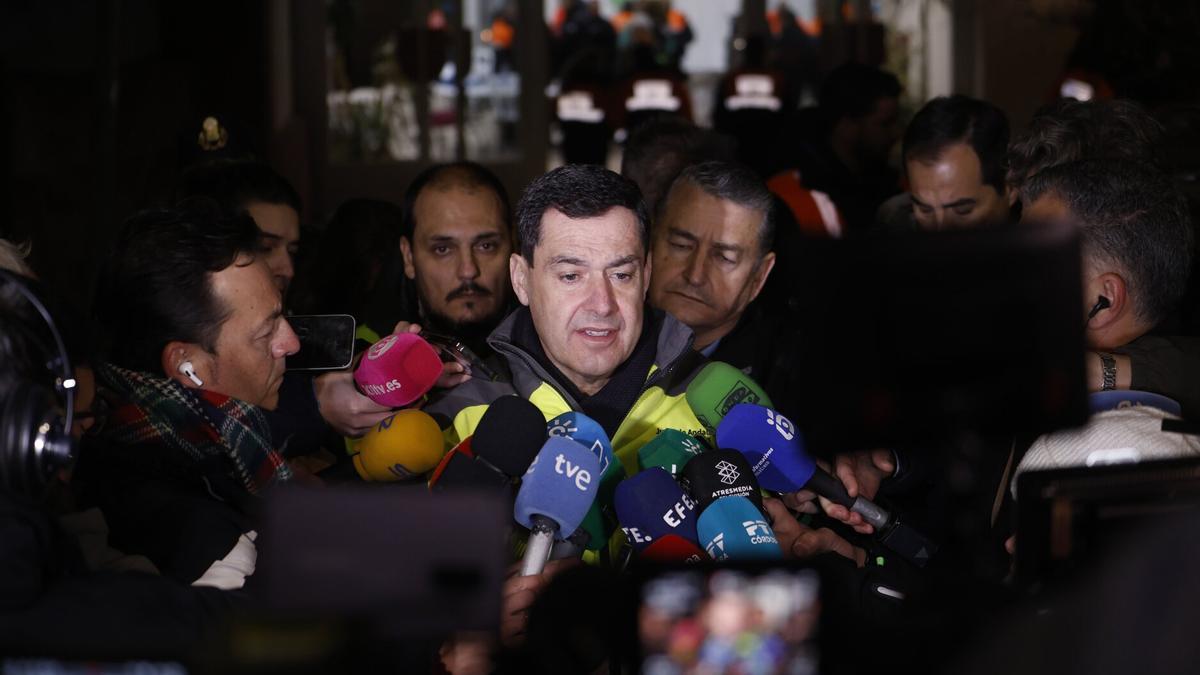 presidente de Andalucía, Juanma Moreno, y el consejero andaluz de Sanidad, Antonio Sanz, durante la visita al centro de emergencias en Adamuz.