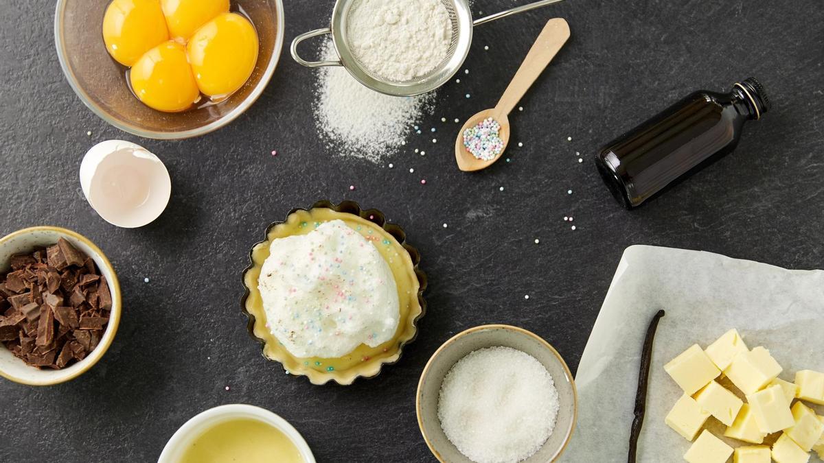 Huevos, harina, mantequilla, azúcar, chocolate... algunos ingredientes básicos de repostería.