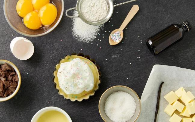 Huevos, harina, mantequilla, azúcar, chocolate... algunos ingredientes básicos de repostería.