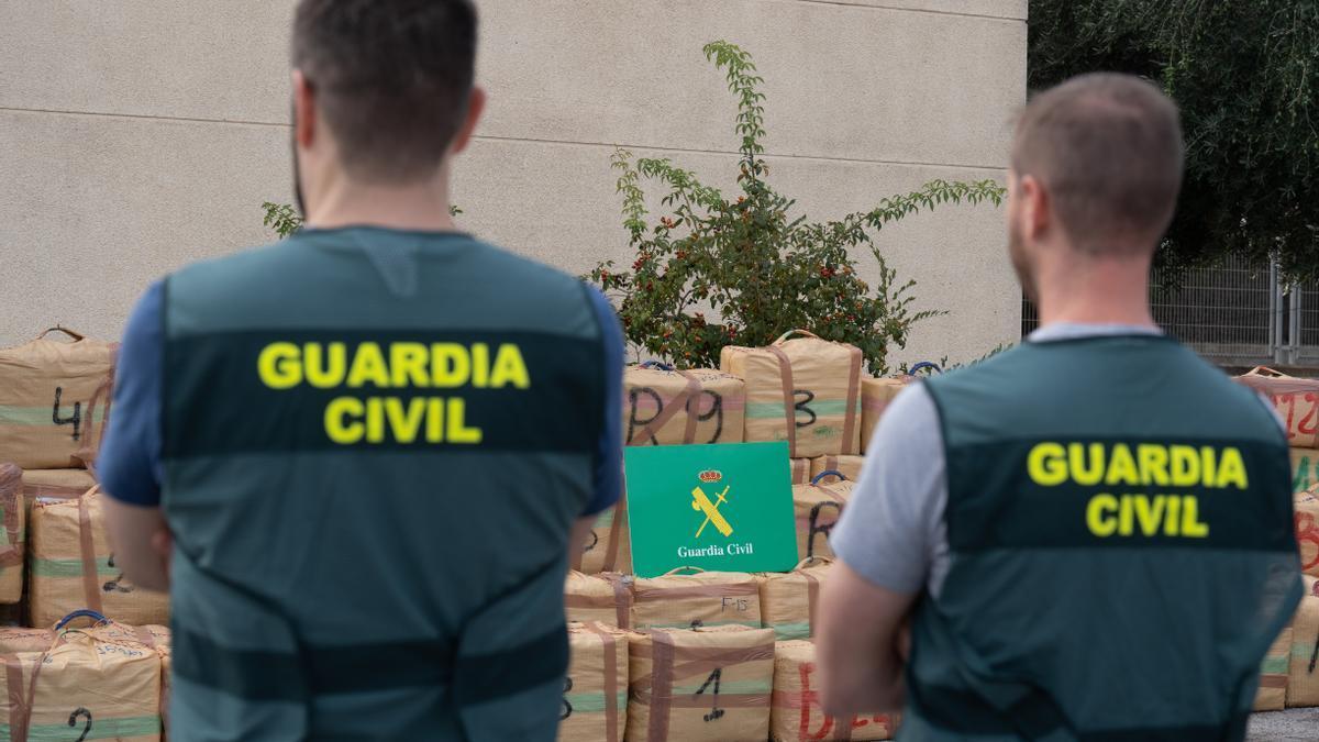 Varios agentes de la Guardia Civil junto al alijo incautado en una operación antidroga