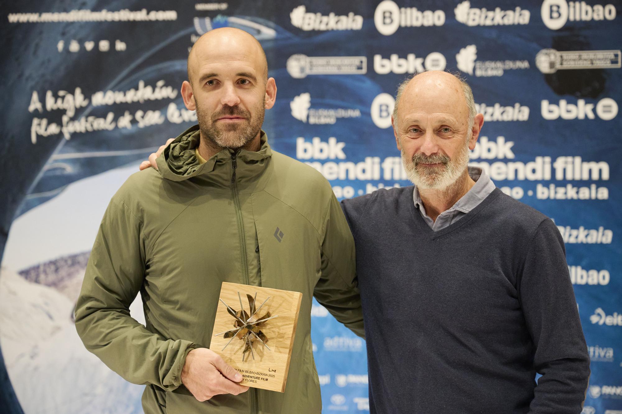 El arrasatearra Julen Elorza recogiendo el premio a la Mejor Película de Deportes y Aventura en el Mendi Film 2025.