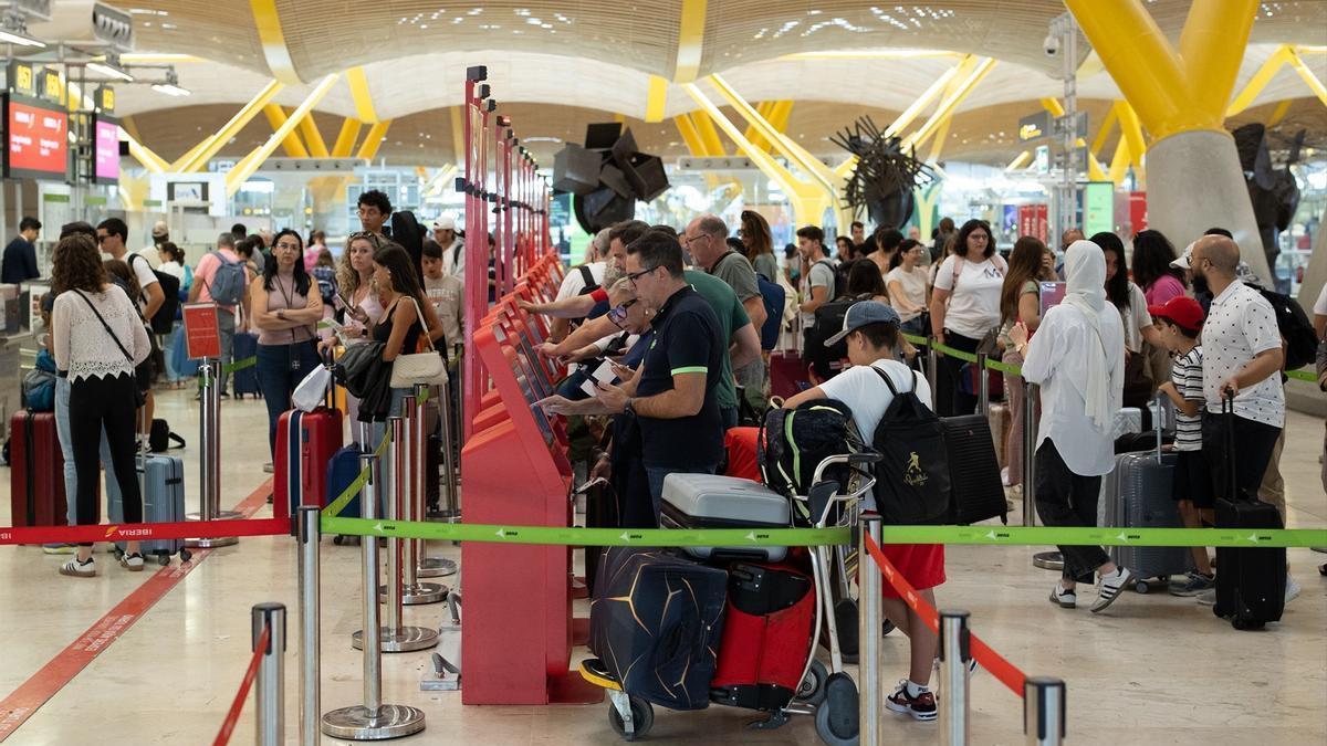 El interior de la T4 del aeropuerto madrileño de Barajas en una foto de archivo.