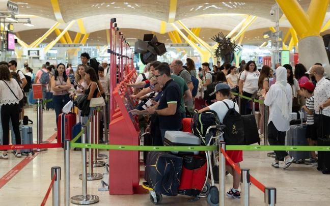 El interior de la T4 del aeropuerto madrileño de Barajas en una foto de archivo.