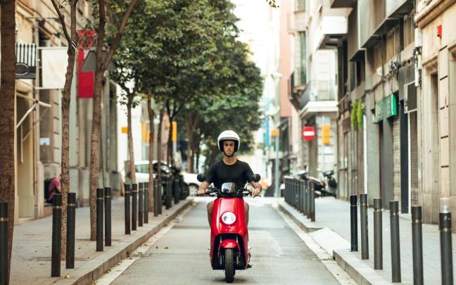 Un motorista circula por una céntrica calle de Barcelona. / Freepik Un motorista circula por una céntrica calle de Barcelona.