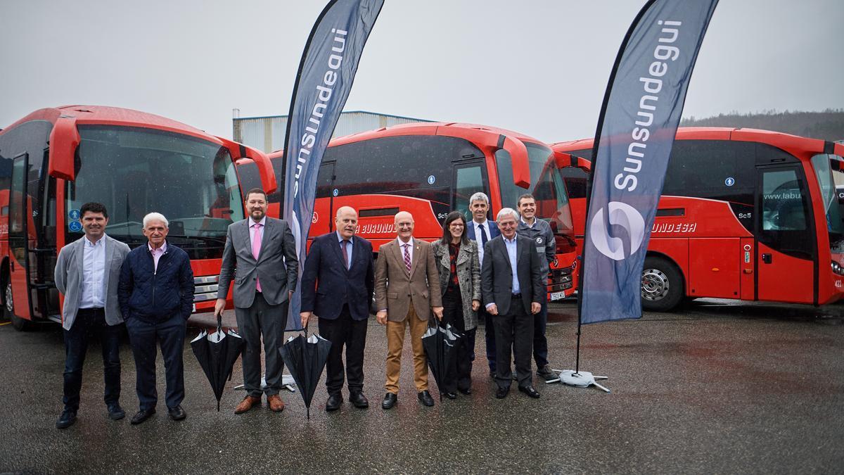 Visita del consejero Ciriza a la nueva flota de autobuses.