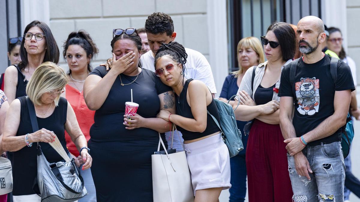 Minuto de silencio en Sabadell por el asesinato de una mujer este fin de semana.