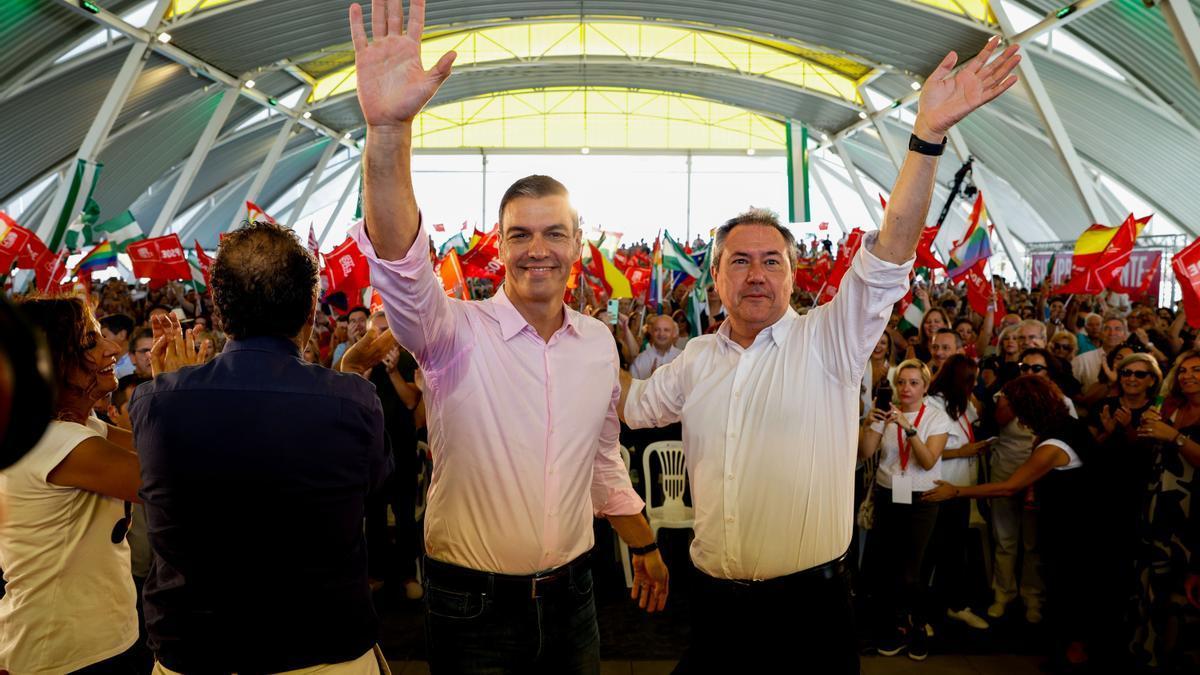 Pedro Sánchez, junto a Juan Espadas en el acto político en el que ha participado en La Rinconada.