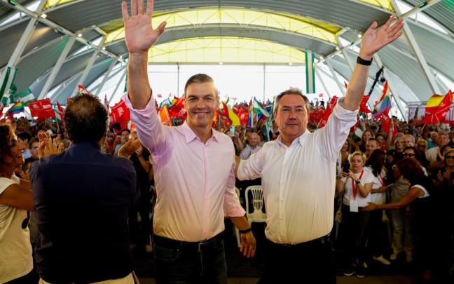 Pedro Sánchez, junto a Juan Espadas en el acto político en el que ha participado en La Rinconada. Pedro Sánchez, junto a Juan Espadas en el acto político en el que ha participado en La Rinconada.