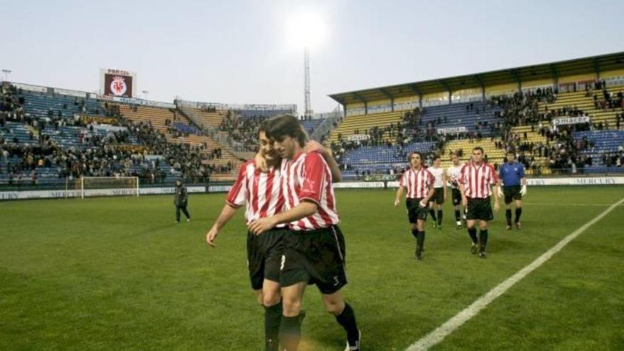 Lacruz festeja abrazado a Tiko el triunfo del Athletic en Villarreal en 2004