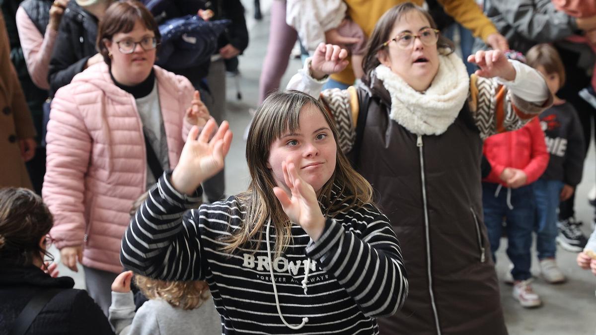 Asistentes a la jornada disfrutan del evento.