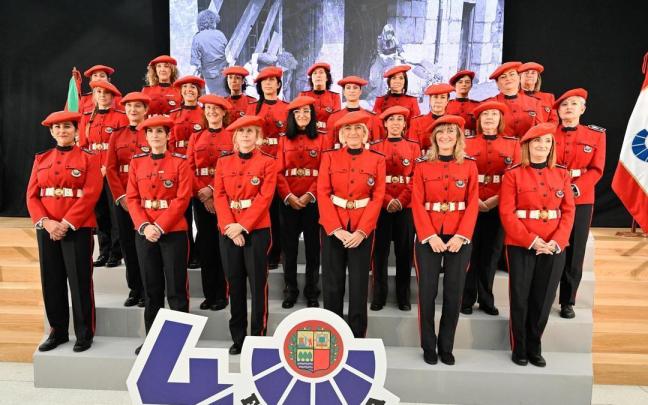 La promoción de 1983 fue la primera con mujeres, y 94 pioneras ingresaron en Arkaute,.