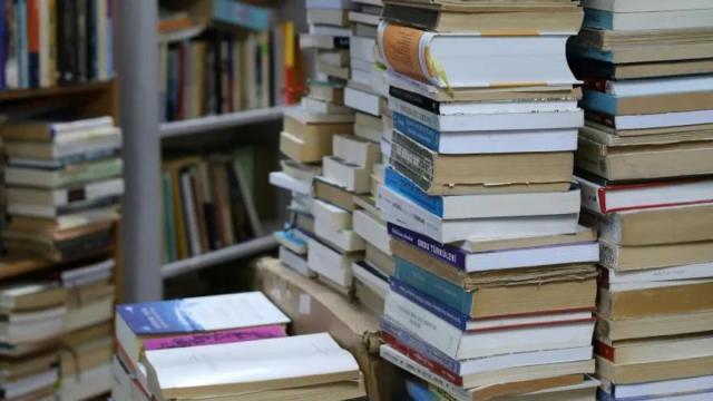 Libros en una biblioteca.