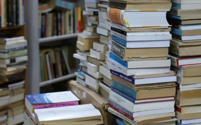 Libros en una biblioteca.
