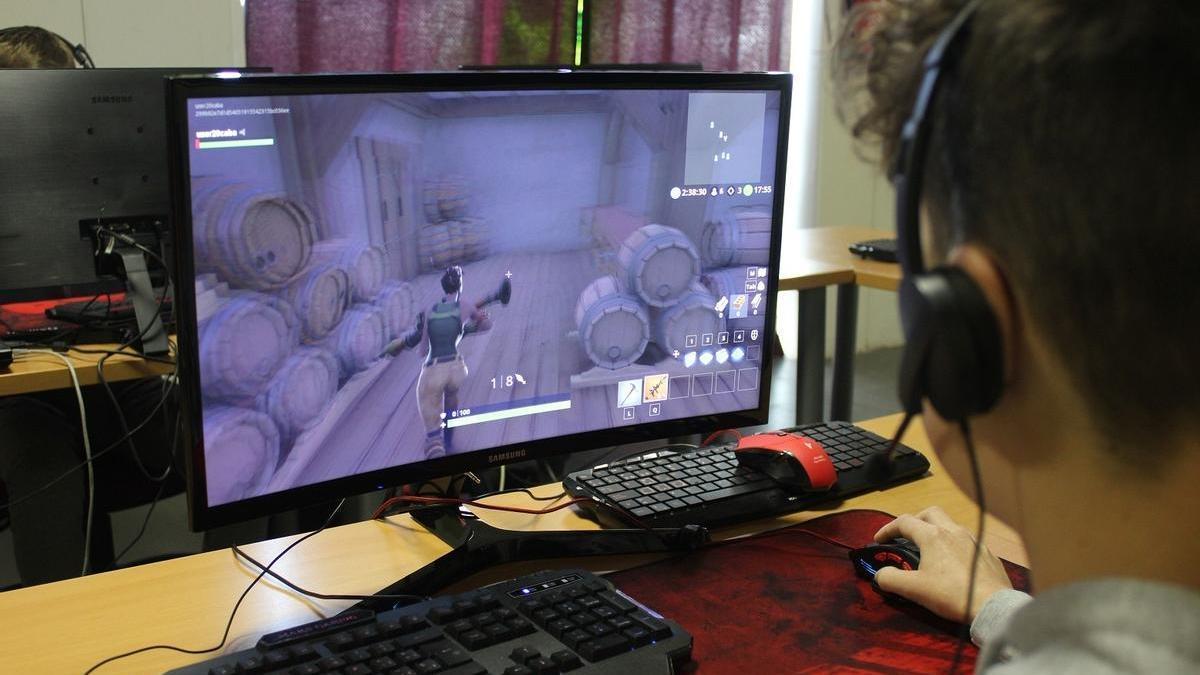Un joven juega a Fortnite en su ordenador.