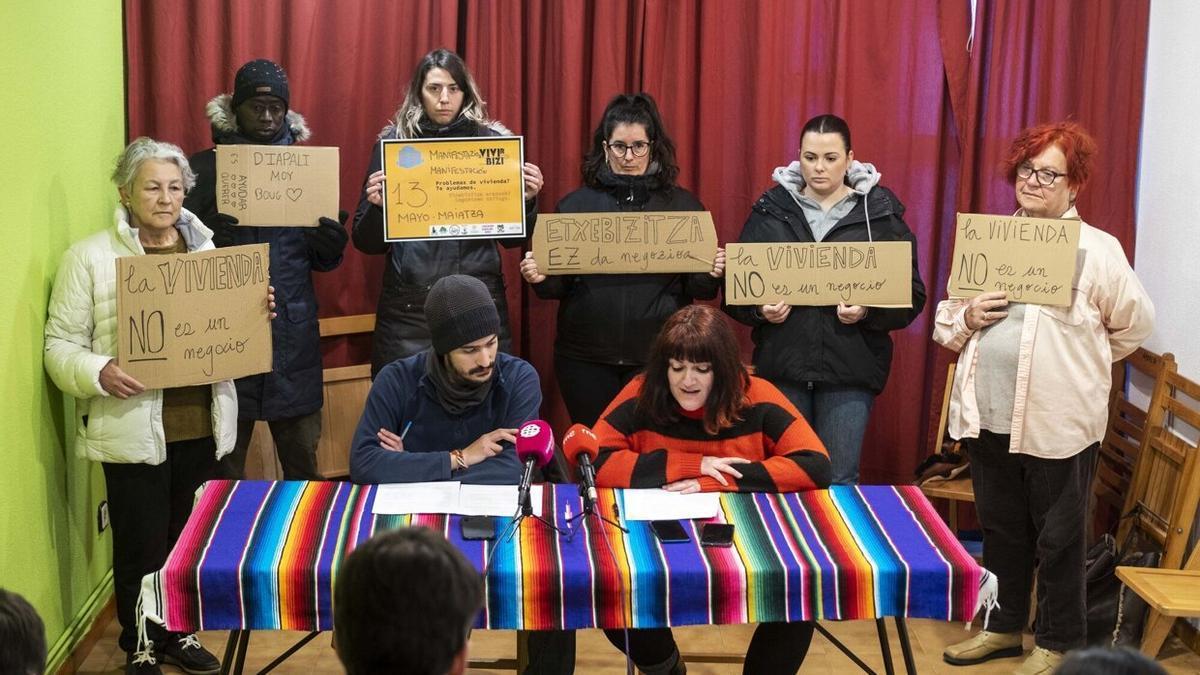 Miembros de los colectivos durante la rueda de prensa sobre la manifestación por el derecho a la vivienda