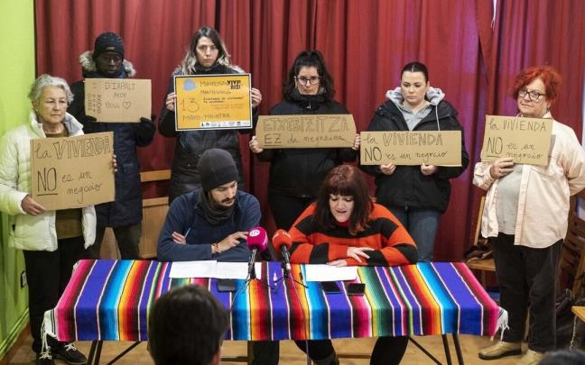 Miembros de los colectivos durante la rueda de prensa sobre la manifestación por el derecho a la vivienda