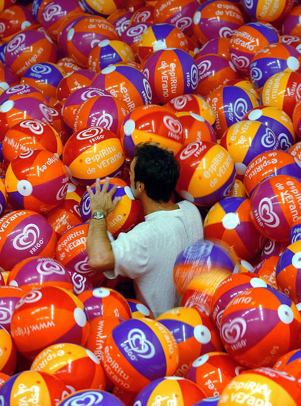 Balones en una piscina olímpica.
