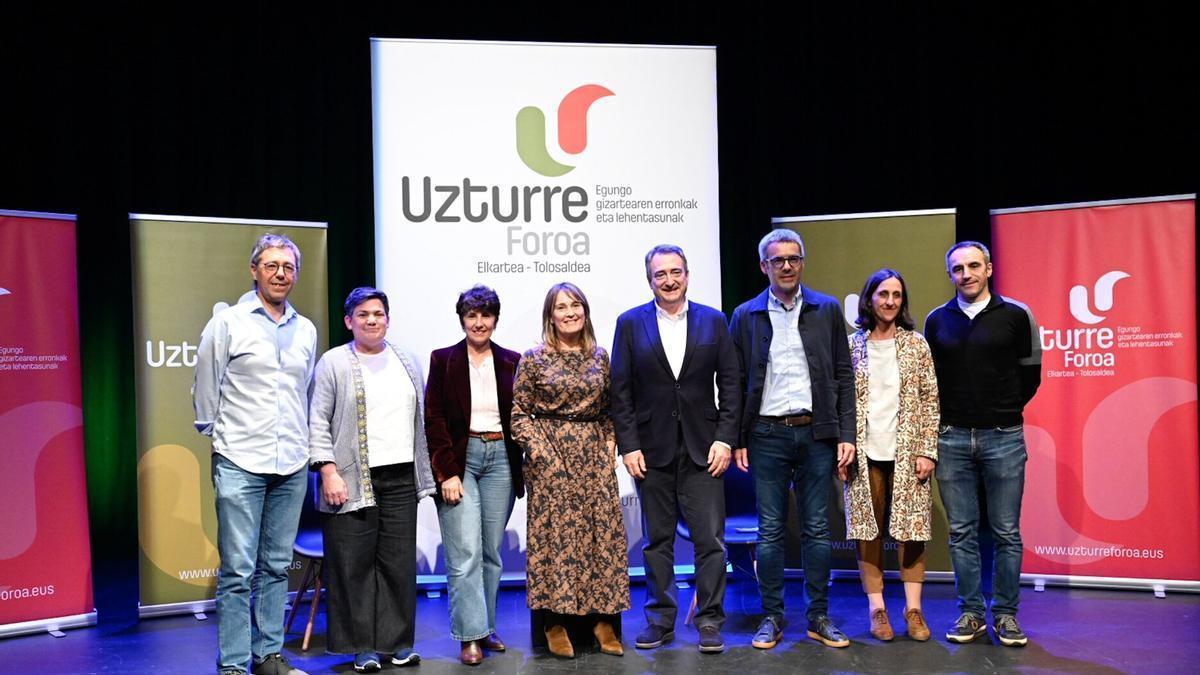 El presidente del PNV Aitor Esteban interviene en el foro Uzturre.