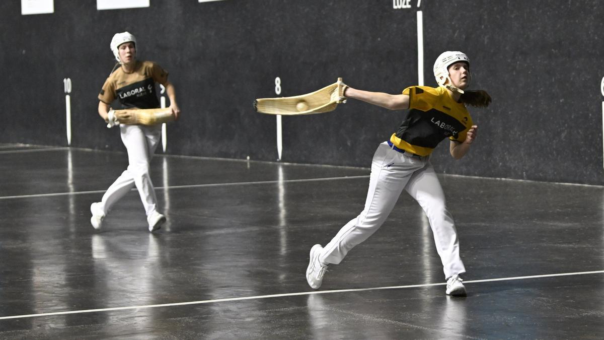 Helena Barrenetxea y Arai Lejardi ganan el Winter Series tras superar a Elaia Gogenola y Oaia Otaño en Durango.