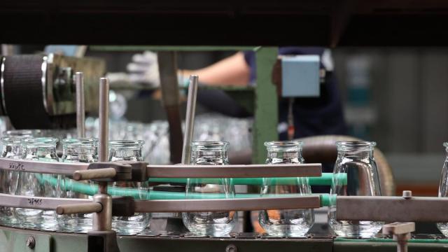 Imagen de una cadena de producción industrial en una fábrica.