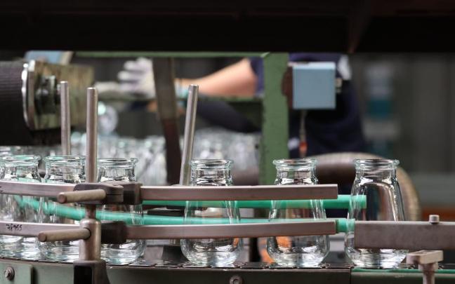 Imagen de una cadena de producción industrial en una fábrica.