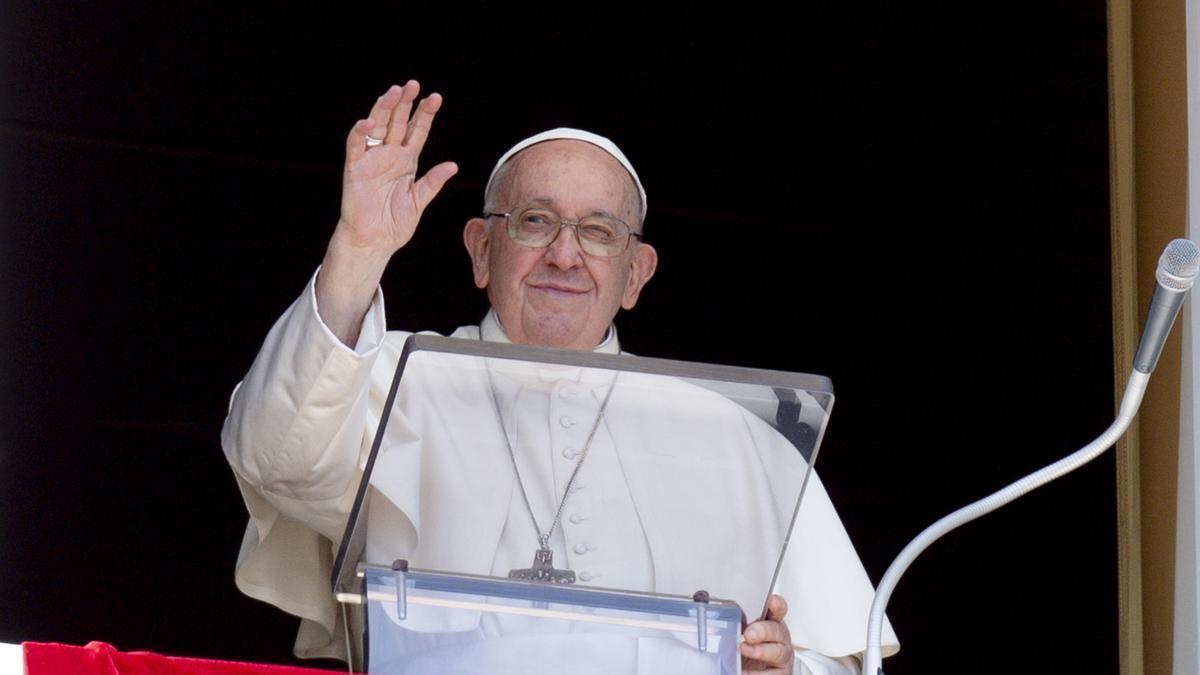 El Papa Francisco saludando desde el balcón de la Plaza de San Pablo.