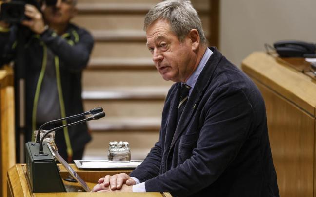 El consejero de Seguridad, Bingen Zupiria, durante su intervención este viernes en el Parlamento Vasco