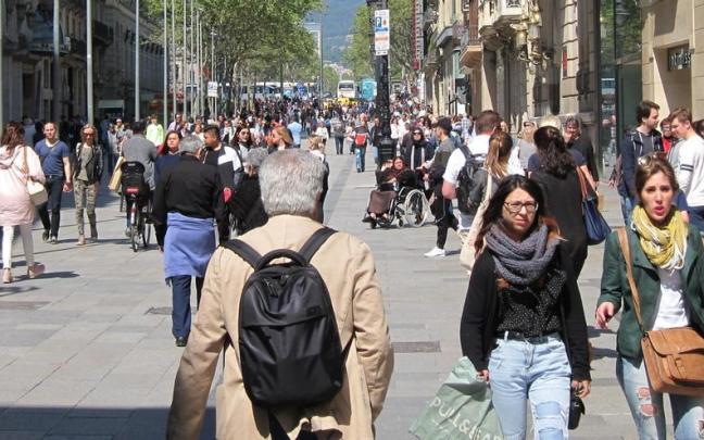 Gente paseando por la calle. Gente paseando por la calle.