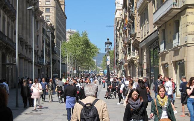 Gente paseando por la calle.