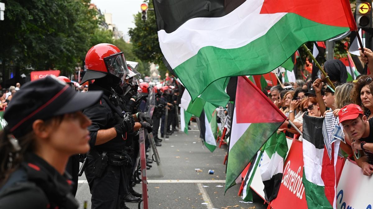 Efectivos de la Ertzaintza frente a la protesta propalestina al final de la 11ª etapa de la Vuelta, en Bilbao.