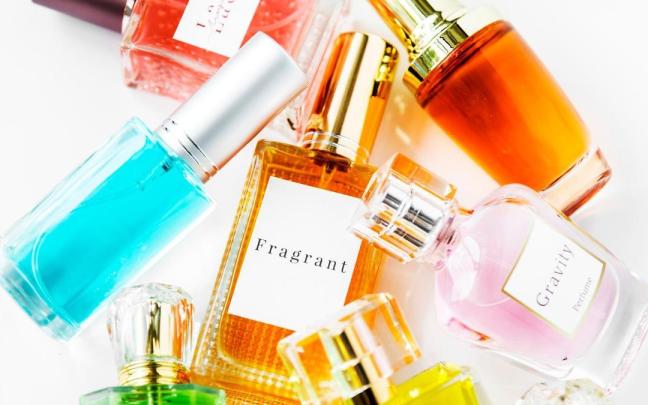 Botellas pequeñas de perfume de vistosos colores.