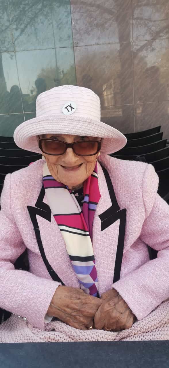 Vicenta, elegantísima y feliz en el Sorgiñe a última hora de este miércoles, todavía de parranda.